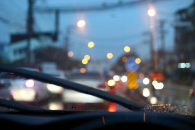 Gece yolundaki trafik sıkışıklığı Yağmurlu bir günde