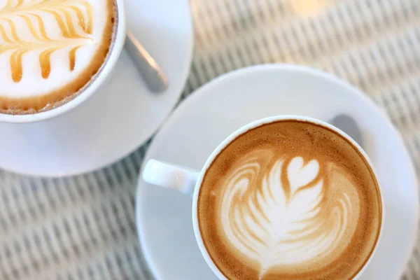 Heißer Caramel Macchiato und Latte Coffee Drink auf den Tisch im Café gestellt — Stockfoto