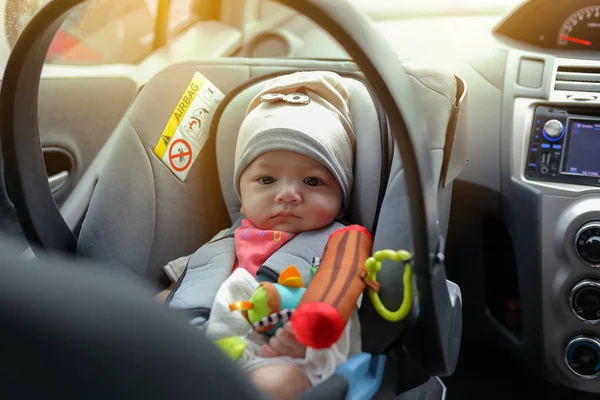 Bayi laki-laki yang lucu duduk di sabuk pengaman mobil perlindungan kunci untuk perjalanan berkendara — Stok Foto