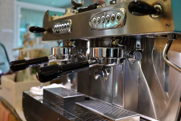 kafe restoranda kahve makinesi