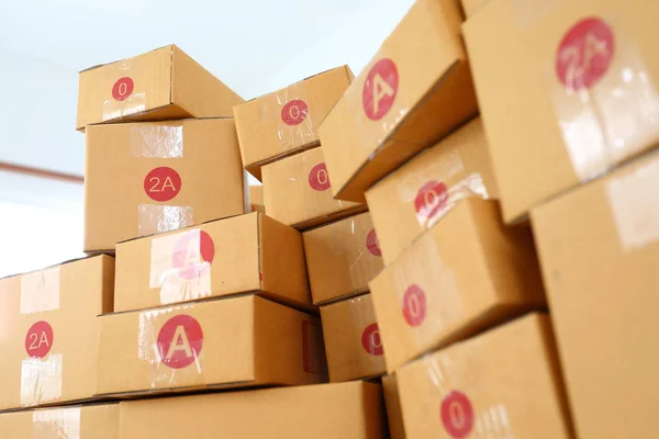 Kahverengi kutu sonrası paket çok boyutu serbest çalışma online ev ofisinde tüketici sipariş için ekspres teslimat hazırlanıyor — Stok fotoğraf