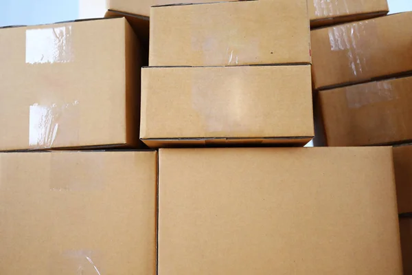 Pacchetto postale scatola marrone molte dimensioni preparare la consegna espressa per ordine del consumatore in home office di lavoro freelance online — Foto Stock