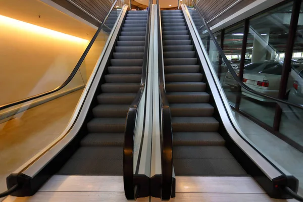 현대식 사업 건물 지하에 있는 에스컬레이터 계단 — 스톡 사진