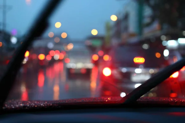 Korki na nocnej drodze miasta z burzą deszczowy dzień pogoda — Zdjęcie stockowe