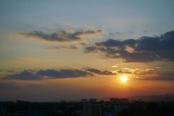 Belo céu pôr do sol dramático acima do horizonte da cidade — Fotografia de Stock