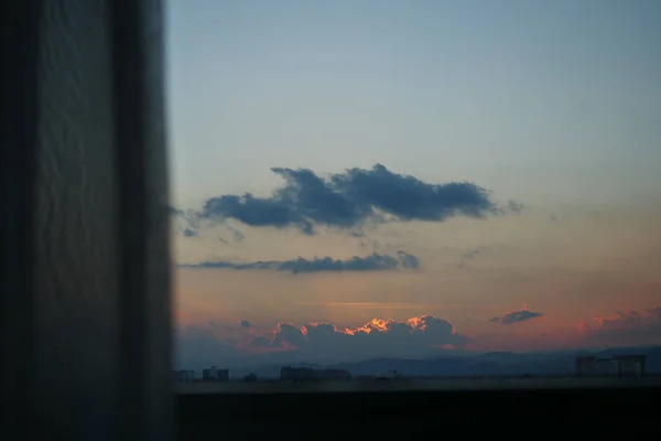 Abenddämmerung Blick auf den Himmel außerhalb des Zimmers — Stockfoto