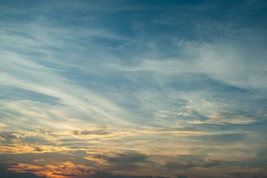 dramatik gün batımı gökyüzünde bulut aracılığıyla güneş ışığı