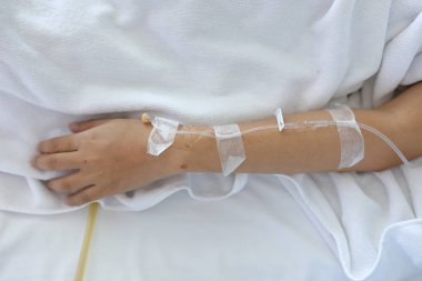 Hastanedeki hastaları iyileştirmek için serum fizyolojik enjeksiyon ilacı.