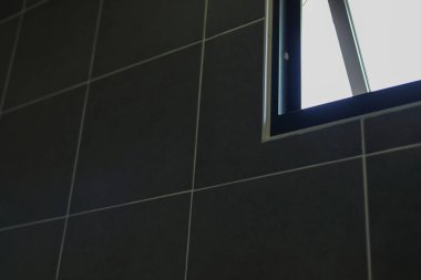 banyoda açık küçük cam pencere