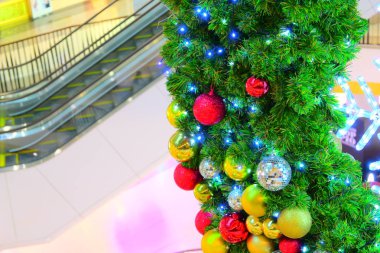 Alışveriş merkezindeki güzel noel ışığı ve balo süsü.