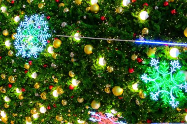 Güzel kar tanesi öncülüğünde ve noel ağacı süslemesinde hafif top süslemesi