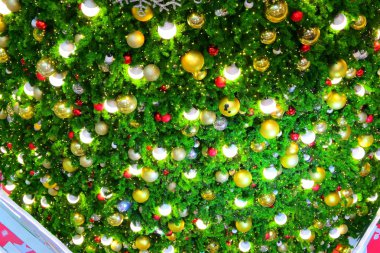 Noel ağacı süsü üzerine güzel ışık topu süslemesi