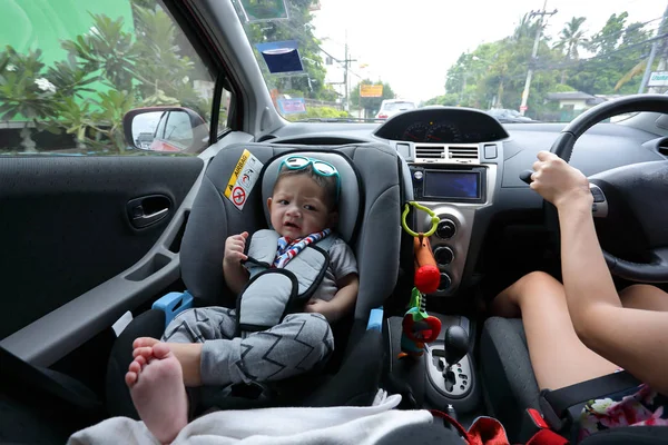 Ibu dan anak drive jalan keluarga perjalanan di musim panas hari liburan, cute anak laki-laki duduk di kursi mobil — Stok Foto