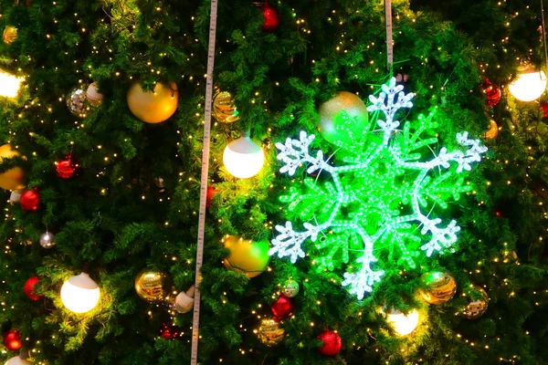Krásná sněhová vločka vedl a lehký míč dekorace na vánoční stromeček ornament — Stock fotografie