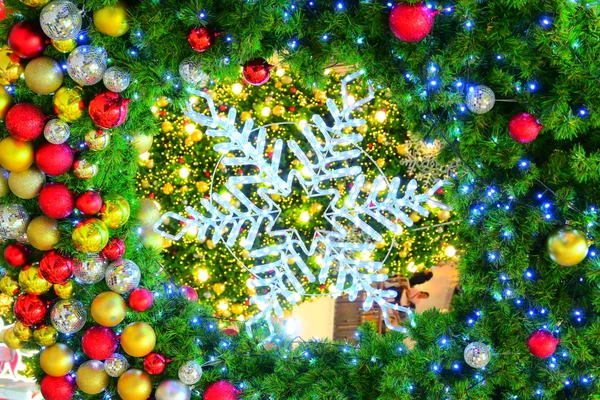 Hermosa luz de Navidad y decoración de adornos de bola —  Fotos de Stock