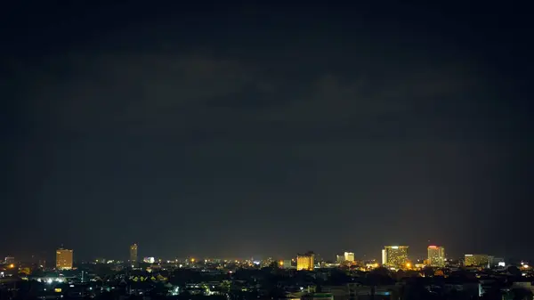 Paisaje ciudad noche con dramático cielo oscuro malhumorado —  Fotos de Stock