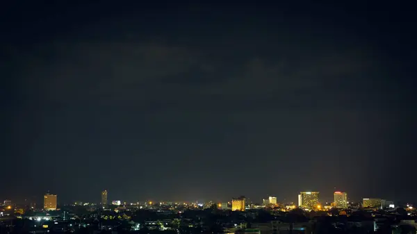 Landschaft Stadt Nacht mit dramatischen launischen dunklen Himmel — Stockfoto