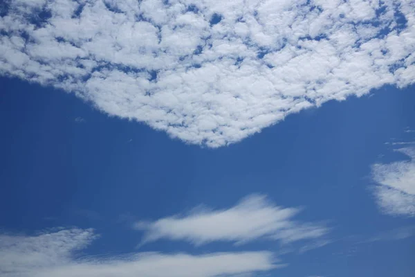 Белое облако на голубом фоне неба — стоковое фото
