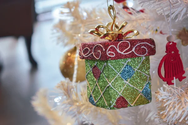 小礼品盒圣诞装饰品挂在白松树上 — 图库照片