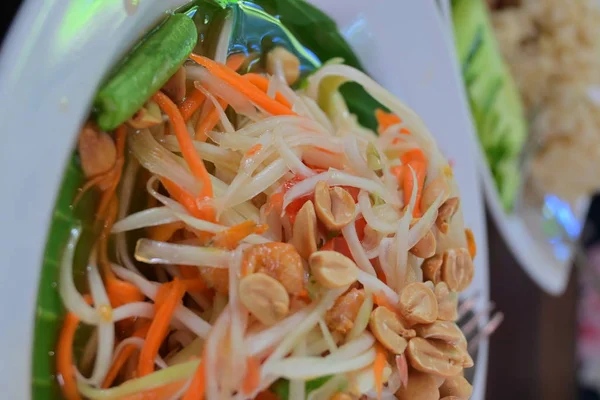 Thailändsk mat, kryddig papayasallad — Stockfoto