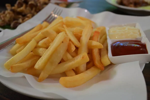 Pommes frites-pinner av smakfull mat – stockfoto
