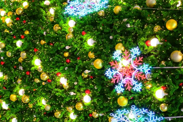 Bonito floco de neve levou e luz bola decoração no ornamento da árvore de natal — Fotografia de Stock