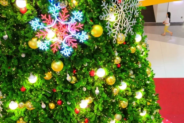 Όμορφη νιφάδα χιονιού οδήγησε και φως διακόσμηση μπάλα στο στολίδι χριστουγεννιάτικο δέντρο — Φωτογραφία Αρχείου