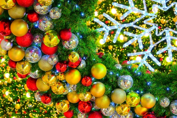 Belle lumière de Noël et décoration d'ornement de boule — Photo