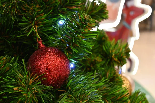 Luxus rote Kugel Schmuck Dekoration auf grünem Weihnachtsbaum — Stockfoto