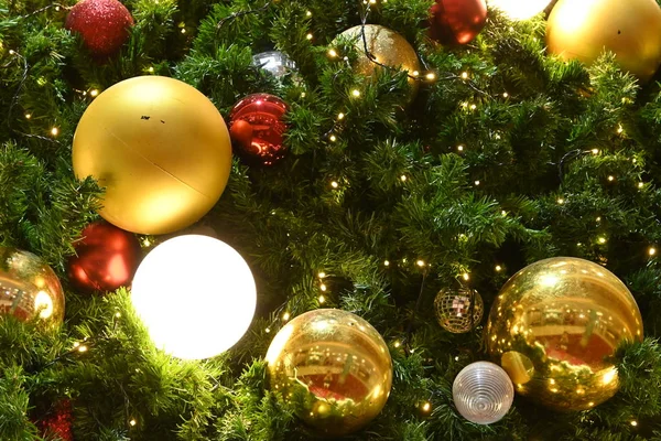 Decoración de bola de luz de lujo en adorno de árbol de Navidad — Foto de Stock