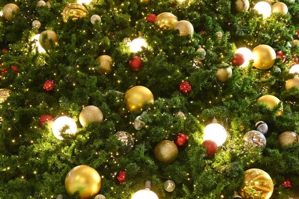 Πολυτελές φως μπάλα διακόσμηση στο στολίδι χριστουγεννιάτικο δέντρο — Φωτογραφία Αρχείου
