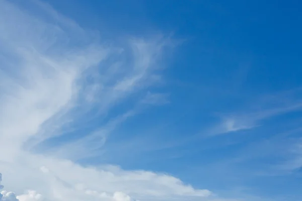 เมฆเหนือท้องฟ้าสีฟ้า — ภาพถ่ายสต็อก