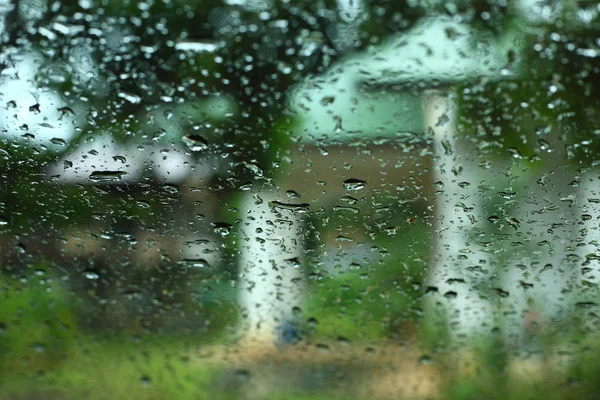 Goccia di pioggia d'acqua sulla finestra di vetro — Foto Stock