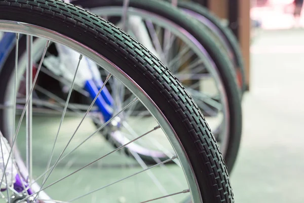 Grupo de bicicletas estacionadas en la calle —  Fotos de Stock