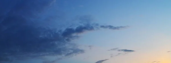 황혼의 황혼 하늘 배경에 구름 이동 — 스톡 사진