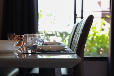 Çanak çömlek seti kahvaltı masasında modern ev içi yemek odasının içinde.