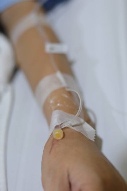 Hasta hastalığının damardan enjeksiyonu yatakta yatıyor.