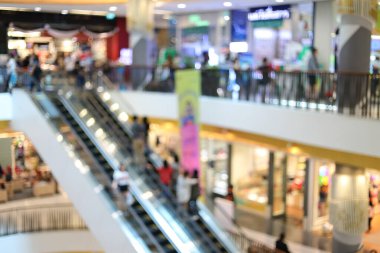 imaj bulanık insanlar müşteri kitlesi iş alışveriş merkezinde yürüyor
