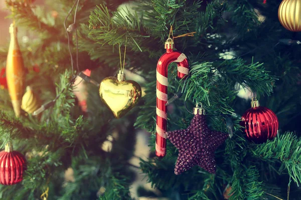 Weihnachtsschmuck hängt Dekoration an Tanne — Stockfoto