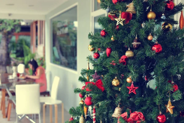 Adorno del árbol de Navidad decoración en la cafetería — Foto de Stock