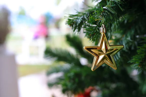 Ornamento estrela de natal pendurado decoração no abeto — Fotografia de Stock