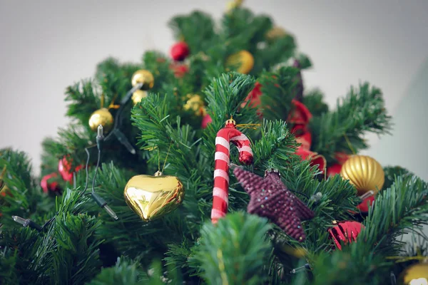 モミの木に飾るクリスマス飾り — ストック写真