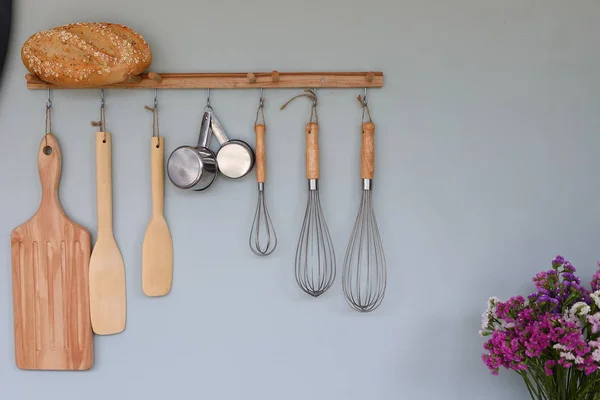 Konyhai eszközök lógnak a falon a konyhában — Stock Fotó