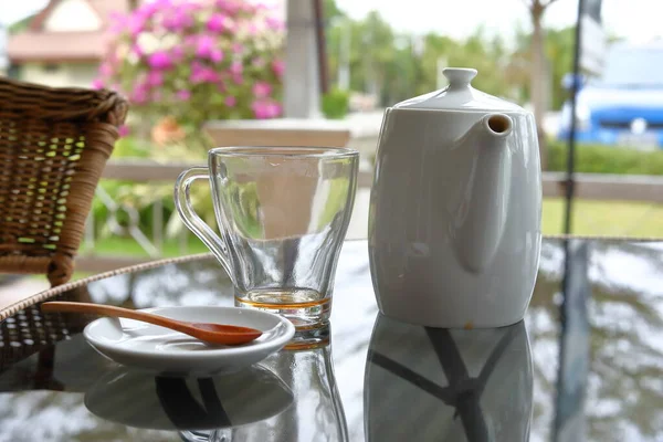 Гарячий чай здоровий напій кладуть на стіл вранці — стокове фото