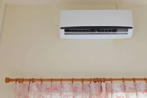 Air condition cool reiniger in woonkamer in huis — Stockfoto