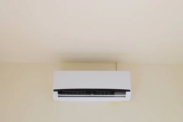 Evde oturma odası içinde klima serin temizleyici — Stok fotoğraf
