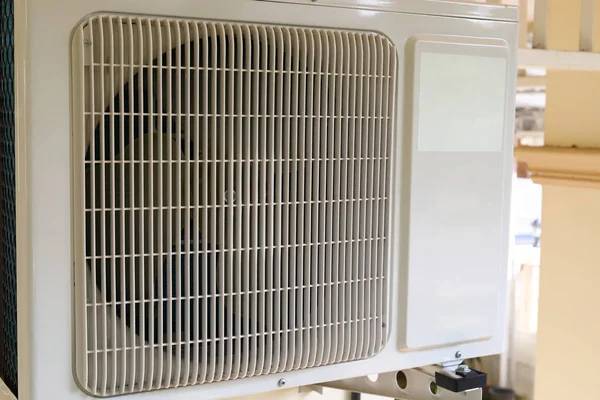 Aircompressor conditioner installeren op muur van woonhuis — Stockfoto