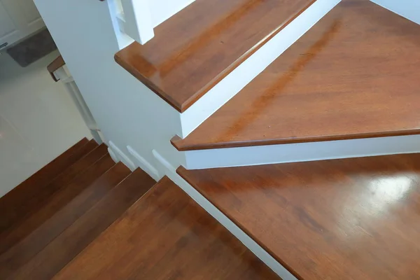 Hnědé dřevěné schody z tvrdého dřeva v moderním obytném domě — Stock fotografie