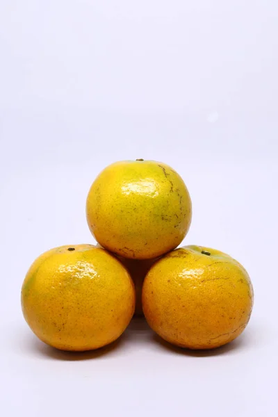 Beyaz arkaplanda turuncu organik meyve — Stok fotoğraf