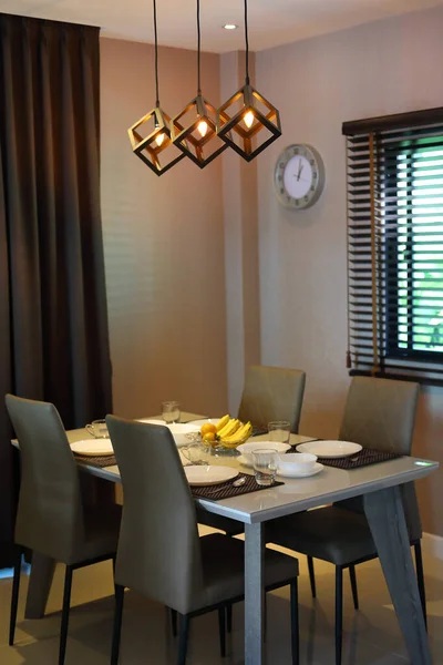 Servies sets regelen op eettafel binnen eetkamer van moderne interieur — Stockfoto